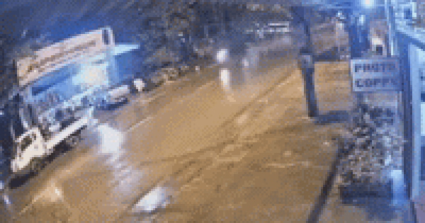 Clip: Phóng nhanh trong mưa, người đàn ông đâm thẳng vào đuôi xe tải, tử vong tại chỗ