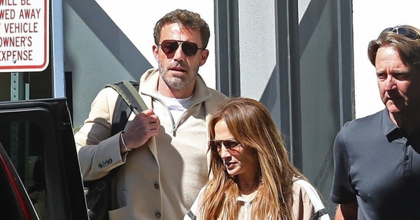 Vợ chồng Jennifer Lopez giản dị trở về Los Angeles sau chuyến trăng mật ở Ý