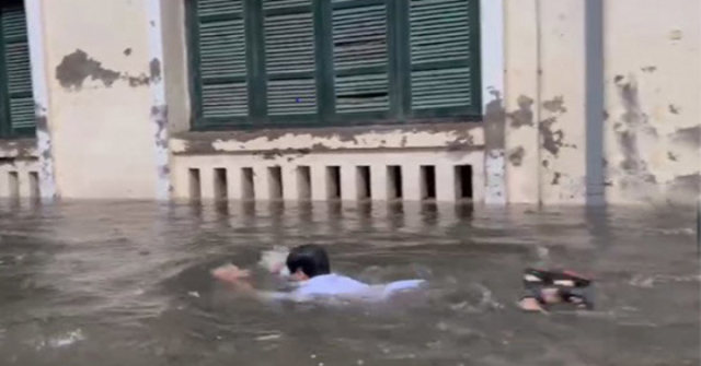 Học sinh bơi giữa sân trường trong ngày mưa ở Hà Nội HOT nhất tuần