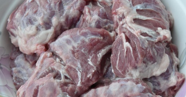 Phần thịt heo được coi là "đẳng cấp 5 sao", mỗi con chỉ có 2 lạng, người bán thường giữ để ăn, muốn mua cũng khó