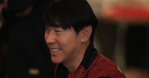 HLV Shin Tae-yong cười rạng rỡ khi được tiếp đón nồng hậu tại Phú Thọ