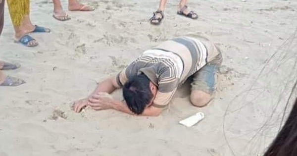 Người cha khóc ngất khi hai con tử vong lúc đi tắm biển
