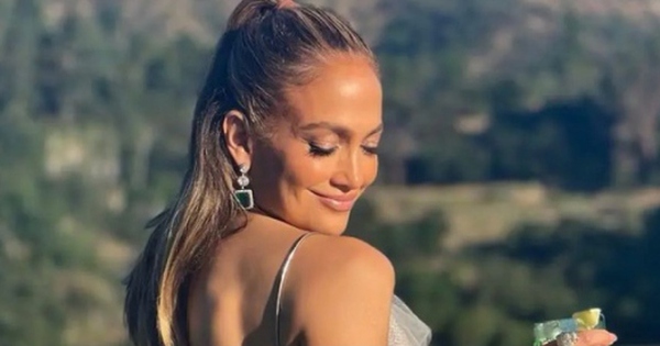 Sắc vóc nóng bỏng của Jennifer Lopez ở tuổi 54