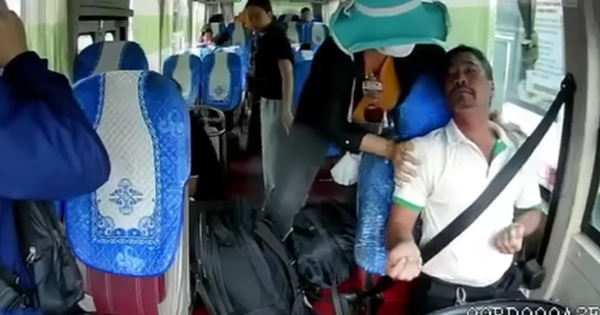 Khoảnh khắc tài xế đột quỵ trên chuyến xe về Bình Thuận, hành khách gọi cấp cứu