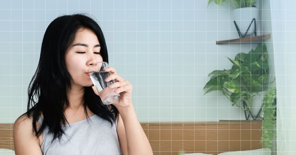 Uống nước trước khi đánh răng có khiến vi khuẩn vào dạ dày? Bác sĩ đưa ra câu trả lời khiến nhiều người “giật mình”