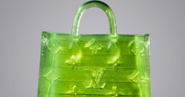 Chiếc túi gần như "vô hình" của Louis Vuitton được bán với giá 63.000 USD