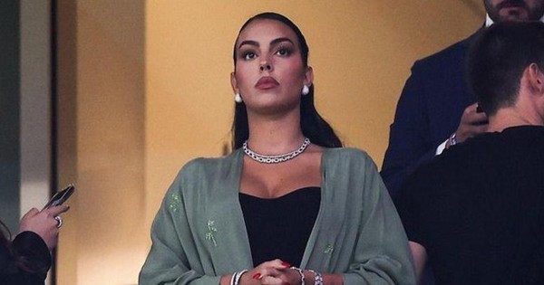 Bạn gái đeo trang sức 2,2 triệu USD tới sân cổ vũ trong ngày Ronaldo ngồi dự bị