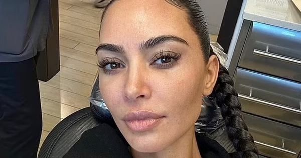 Kim Kardashian nhận cơn mưa lời khen khi chia sẻ ảnh mặt mộc