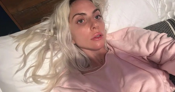 Lady Gaga chia sẻ ảnh selfie không trang điểm trên giường