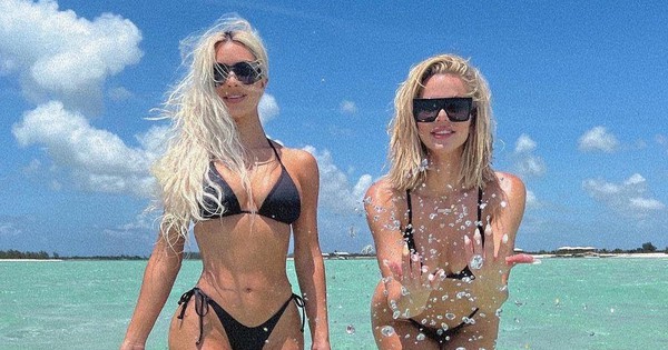 Kim Kardashian diện bikini bé xíu "đọ dáng" với em gái Khloe trên bãi biển