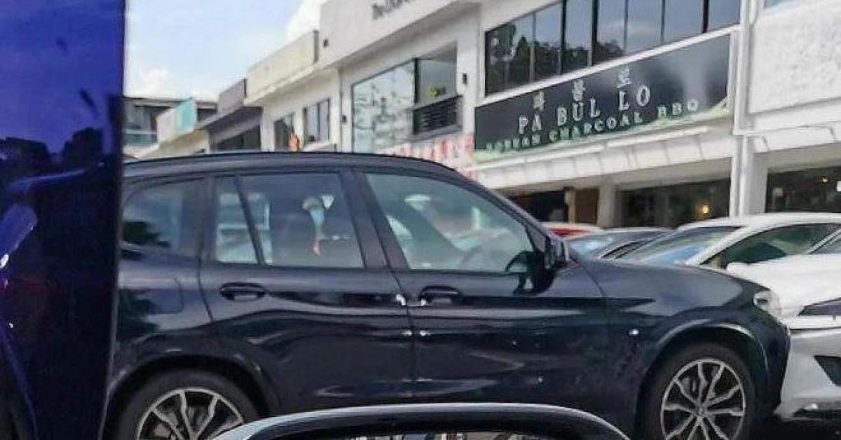 Bị mẹ bỏ quên trong chiếc BMW, con trai lái xe gây va chạm