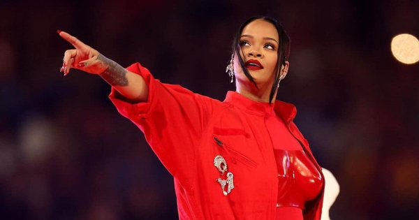 Vẫn là Rihanna chất đét: Thản nhiên quảng cáo mỹ phẩm trên sân khấu, xem phản ứng netizen mới bất ngờ