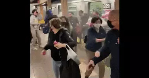 Video: Khung cảnh hoảng loạn, người người tháo chạy khỏi vụ xả súng tại ga tàu điện ngầm Mỹ, hàng chục người thương vong