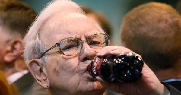 Uống 5 lon Coca mỗi ngày, nghiện đồ ăn nhanh, vì sao Buffett vẫn trông khoẻ mạnh ở tuổi 92?