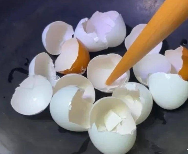 Cho vỏ trứng vào chảo rang, nhiều vấn đề trong nhà được giải quyết, vừa tiết kiệm lại dễ dùng