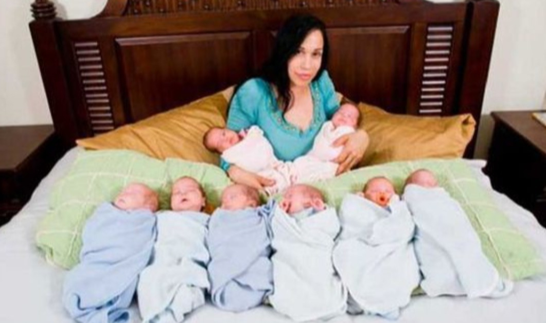 Mang thai 8, mẹ bầu gãy xương sườn khi sinh "đàn con" gây chấn động thế giới