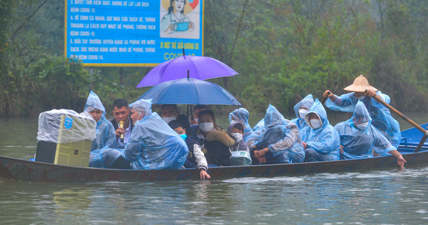 Ảnh: Người dân mặc áo mưa co rúm trên thuyền, trẻ em mệt mỏi theo cha mẹ đi lễ chùa Hương trong giá rét
