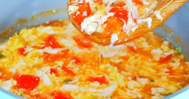 Canh cà chua trứng nấu kiểu này nước dùng ngọt lịm, trứng nổi vân đẹp mê ly