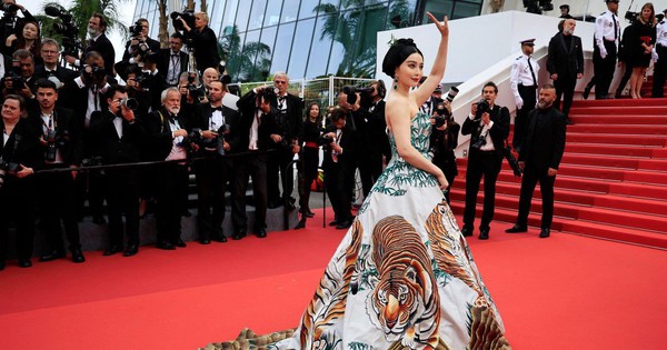 Ẩn ý của Phạm Băng Băng khi diện đầm "mãnh hổ hạ sơn" tái xuất thảm đỏ LHP Cannes 2023