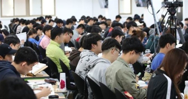 Căng thẳng kỳ thi công chức tại Hàn Quốc