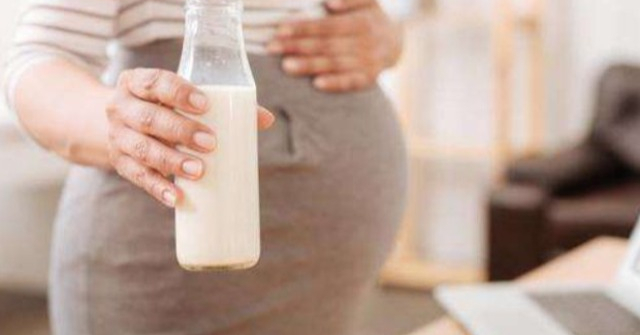 So sánh các loại sữa cho bà bầu: Sữa bột, sữa bột pha sẵn, sữa tươi, loại nào tốt?