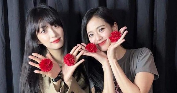 Chị em Jisoo và bức ảnh "6 bông hoa" tại hậu trường Born Pink gây sốt cộng đồng mạng