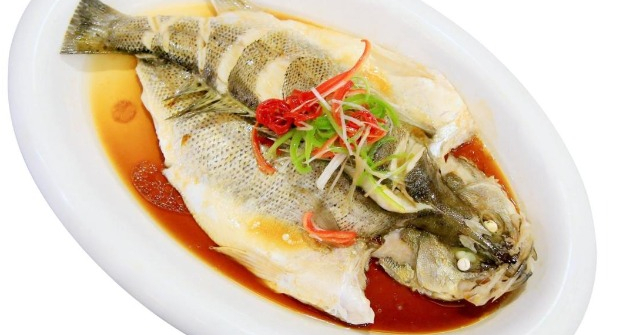 Nấu món cá hấp có nên ướp muối trước? Nhiều người làm sai bảo sao thịt cá khô, vị kém ngon