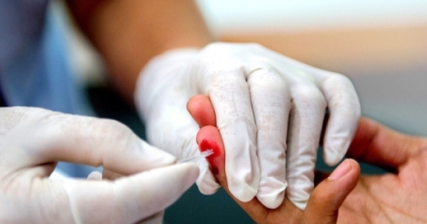 Vụ "bông hồng đen" lấy mẫu máu học sinh: Ai được phép lấy mẫu xét nghiệm HIV?