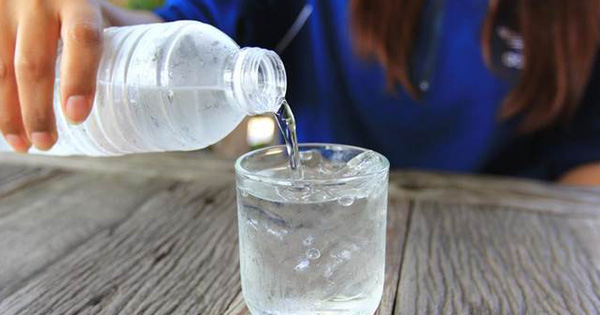 Uống nước theo kiểu này chẳng khác nào "tự đầu độc", nạp vào cơ thể 1 chất gây ung thư mà WHO cảnh báo, lại tiềm ẩn nguy cơ vô sinh cao
