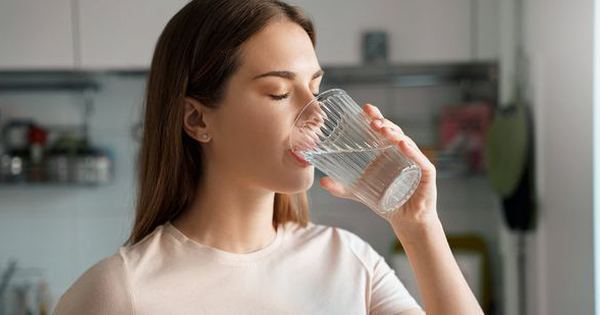 Uống nước lọc là tốt nhưng uống kiểu này tăng nguy cơ phù não, tử vong