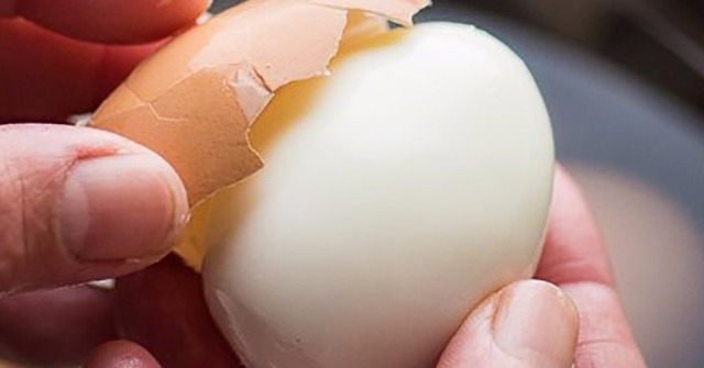 Luộc trứng, đừng chỉ cho vào nước, thêm 2 thứ nữa trứng vừa thơm ngon lại dễ bóc vỏ