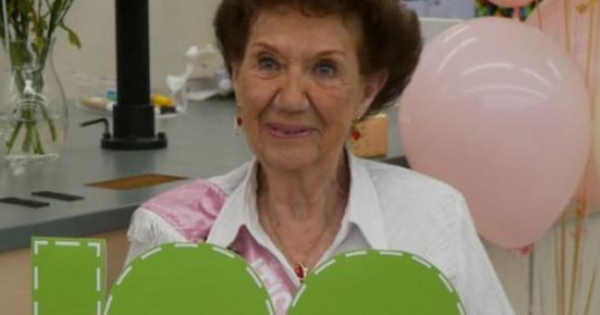 Bà lão 100 tuổi vẫn vui vẻ đi làm 4 ngày⁄tuần, sống lâu sống khỏe nhờ “hội chị em” tại công ty