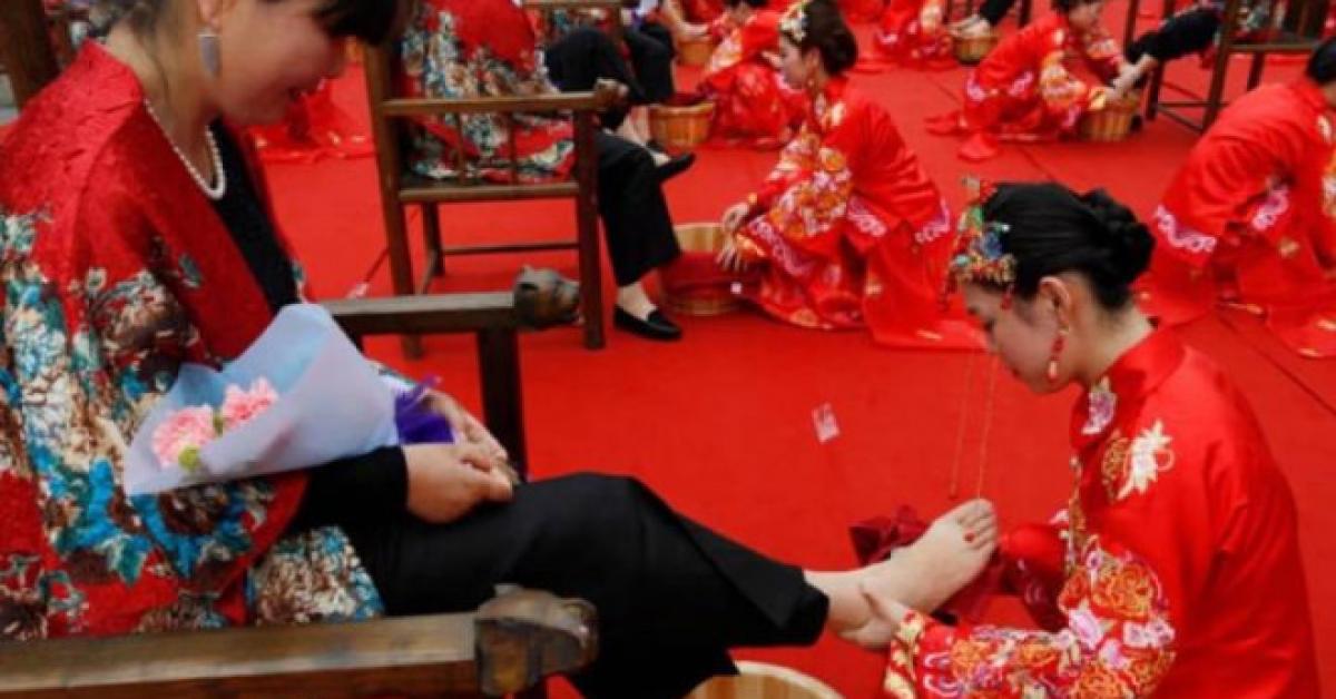 Hình ảnh hàng chục con dâu quỳ gối, rửa chân cho mẹ chồng ở Trung Quốc bị phản đối