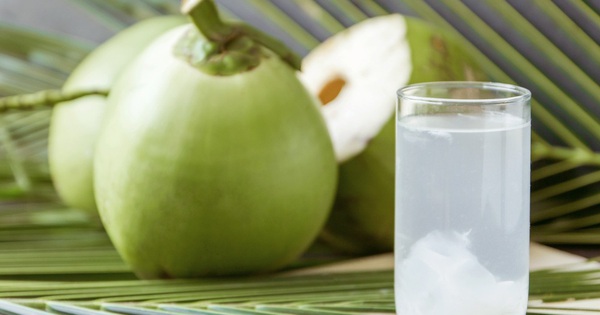 Uống nước dừa vào mùa hè tăng collagen nhưng cần tránh 7 “thời điểm độc” kẻo hại thân