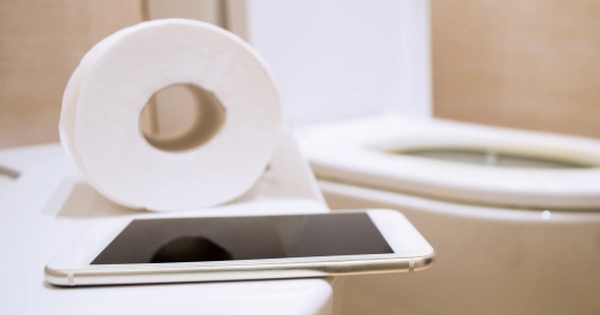 Xem điện thoại khi đi vệ sinh: Rước loạt bệnh nguy hiểm