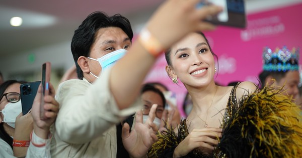 Hoa hậu, Á hậu được fan vây quanh trên thảm đỏ chung kết Hoa hậu Việt Nam