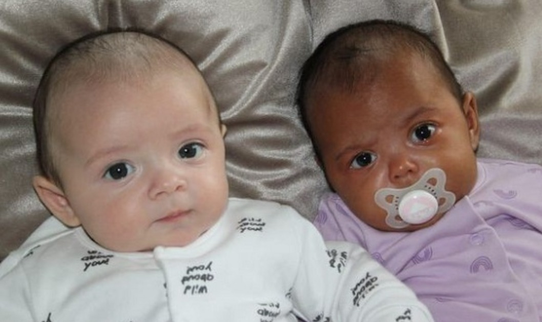 Hạ sinh một cặp song thai, sau vài tuần mẹ ngạc nhiên khi hai con thành "một đen, một trắng"