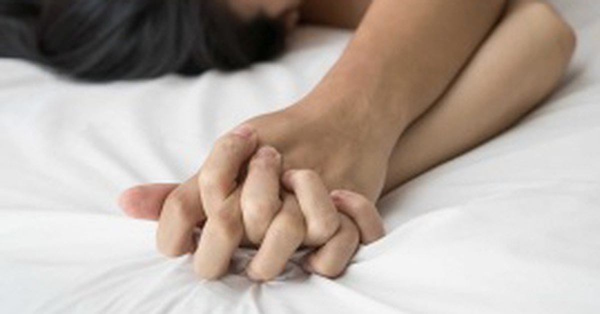 Cặp đôi gây phẫn nộ khi thản nhiên trùm chăn "hành sự" dù hai con đang ngồi chơi trên giường