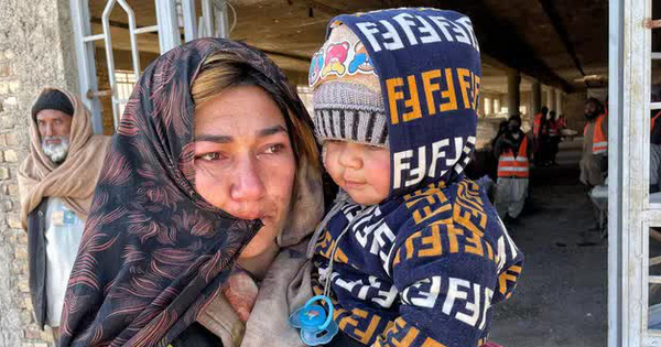 Người dân Afghanistan bán thận, tính bán con vì túng quẫn
