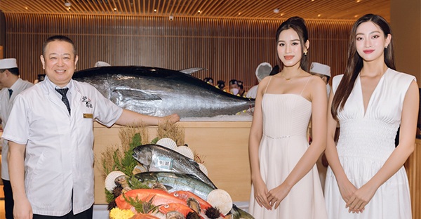 Hoa hậu Lương Thuỳ Linh và Đỗ Hà chấp nhận thử thách làm Sushi cá ngừ với bếp trưởng người Nhật