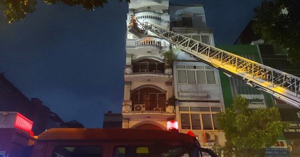 Cháy nhà hàng 7 tầng ở trung tâm TP.HCM, dùng xe thang tìm kiếm người mắc kẹt