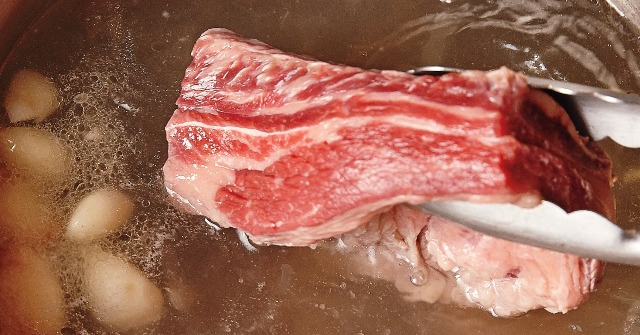 Để khử mùi hôi của thịt bò chỉ chần qua nước sôi là chưa đủ, cứ thêm 1 bước này, thịt sẽ tươi mềm, nấu kiểu gì cũng ngon